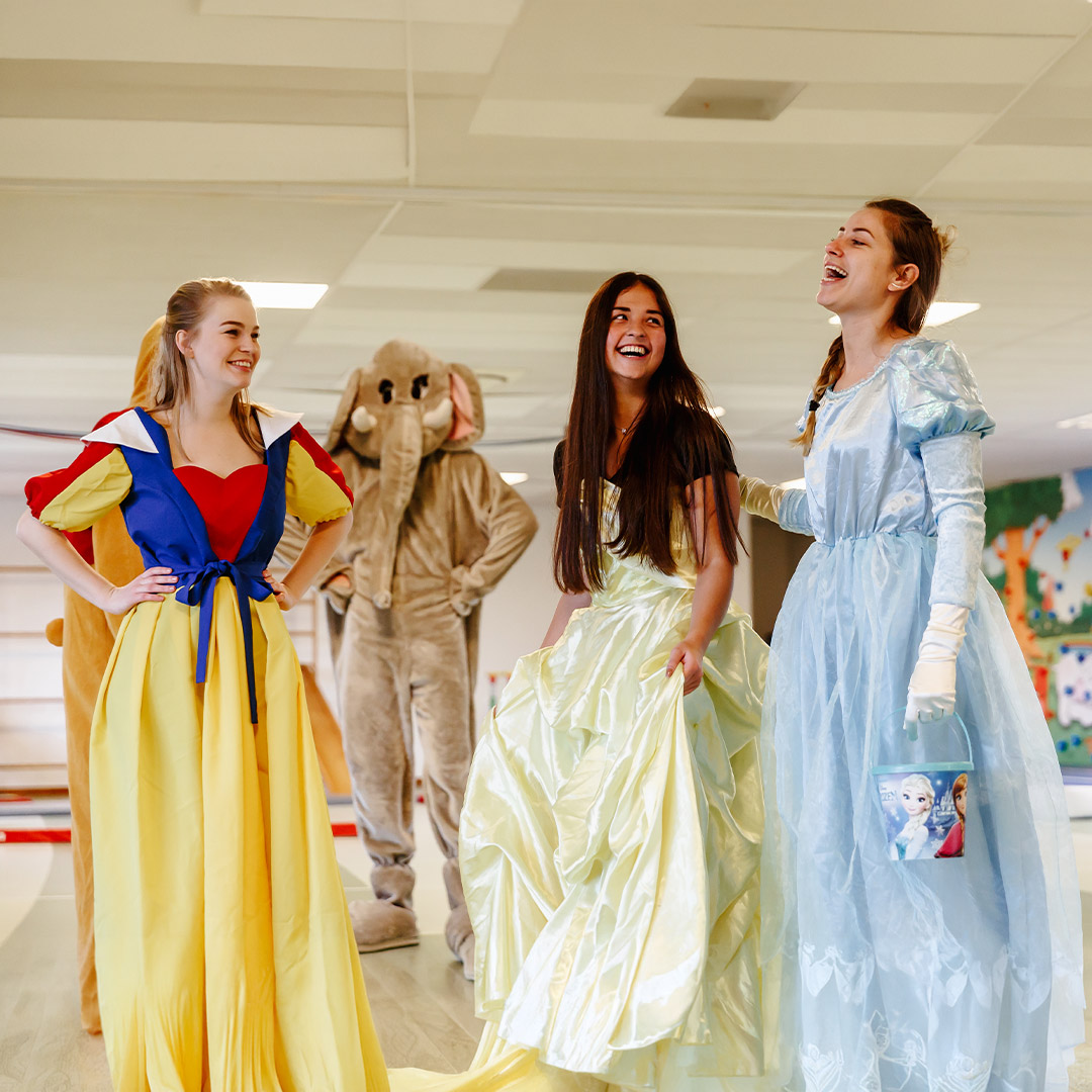 Medewerkers van Kids Lodge als prinses verkleed
